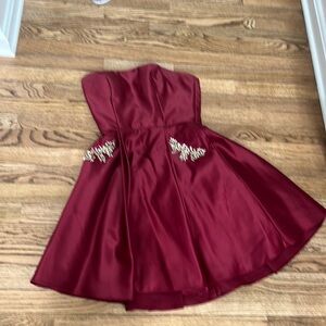 Blondie nites size five dress in dark red with pockets and gems on dress